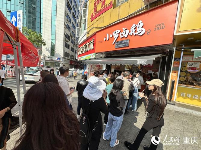老门东老字号档口年轻人排队买限定鸭货