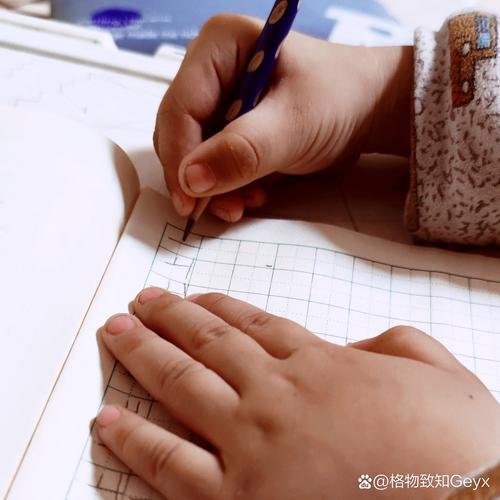 孩子攥着皱巴巴作业本的手