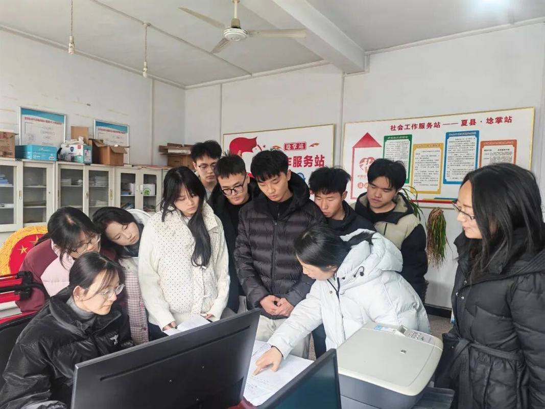 大学生在报社实习校稿工作场景