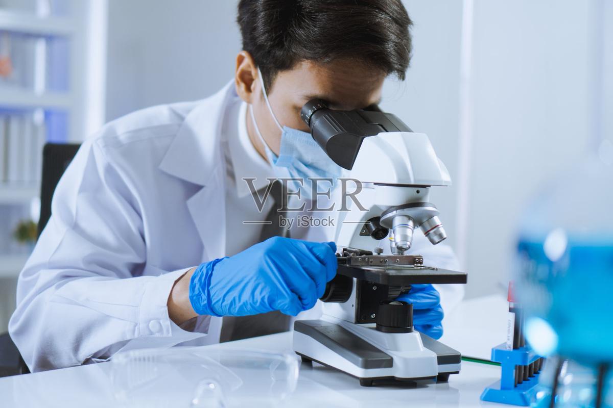 实验室中科学家观察基因编辑结果显微镜图像