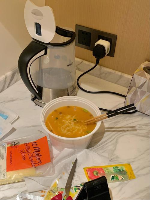 老人在酒店房间用热水壶泡面