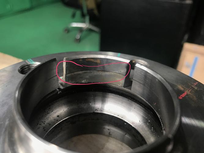 热处理后开裂的轴承钢工件实物图