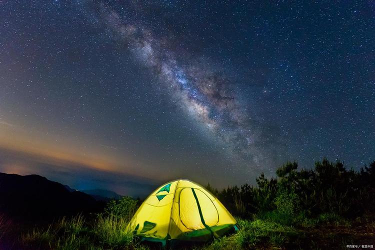 山顶帐篷星空银河户外露营