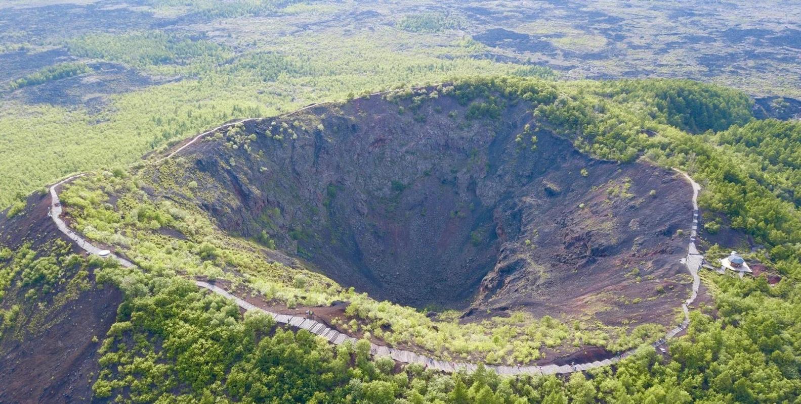 五大连池黑龙山火山口远眺夏季景观