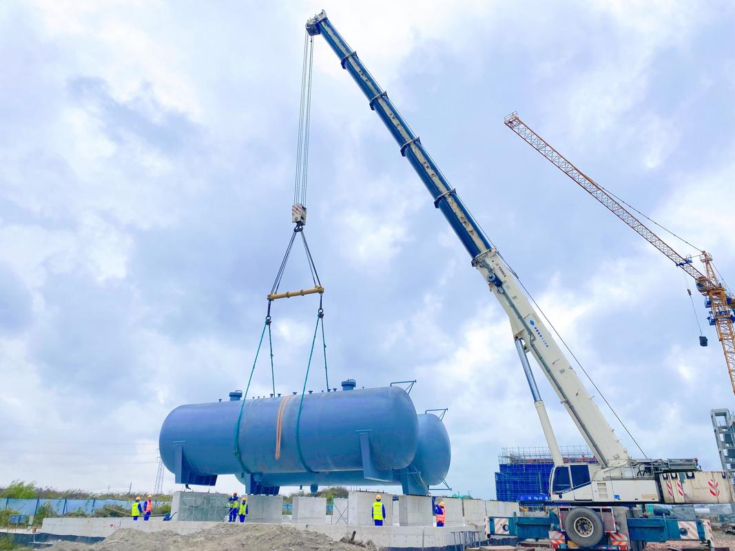 化工园区立式压力容器吊装现场实拍