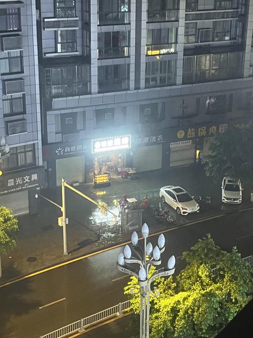 居民区夜间商铺门头LED光污染实拍