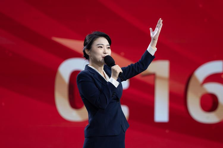 演讲者克服手抖的站姿姿势图