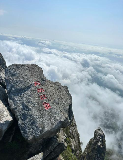 不同角度拍摄庐山五老峰景观对比图