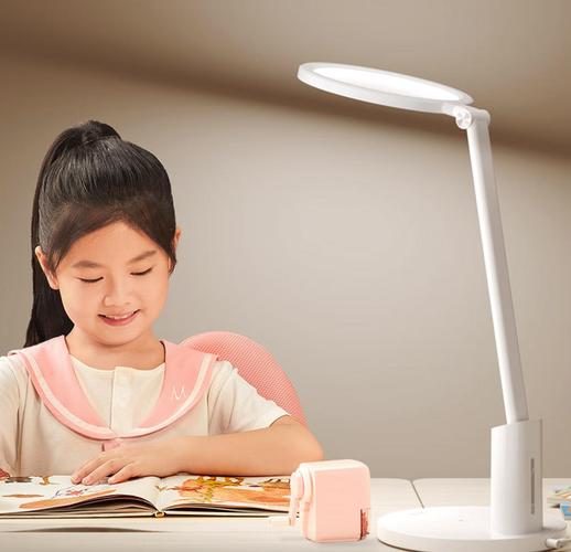 孩子专注削铅笔 书桌台灯