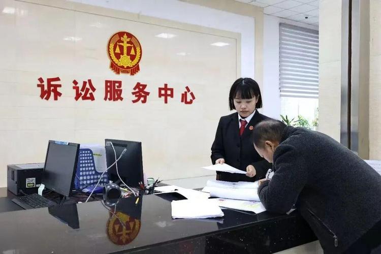 法院诉讼服务中心，当事人正在窗口递交起诉材料