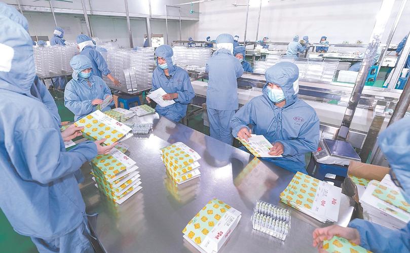 食品包装流水线工人操作场景