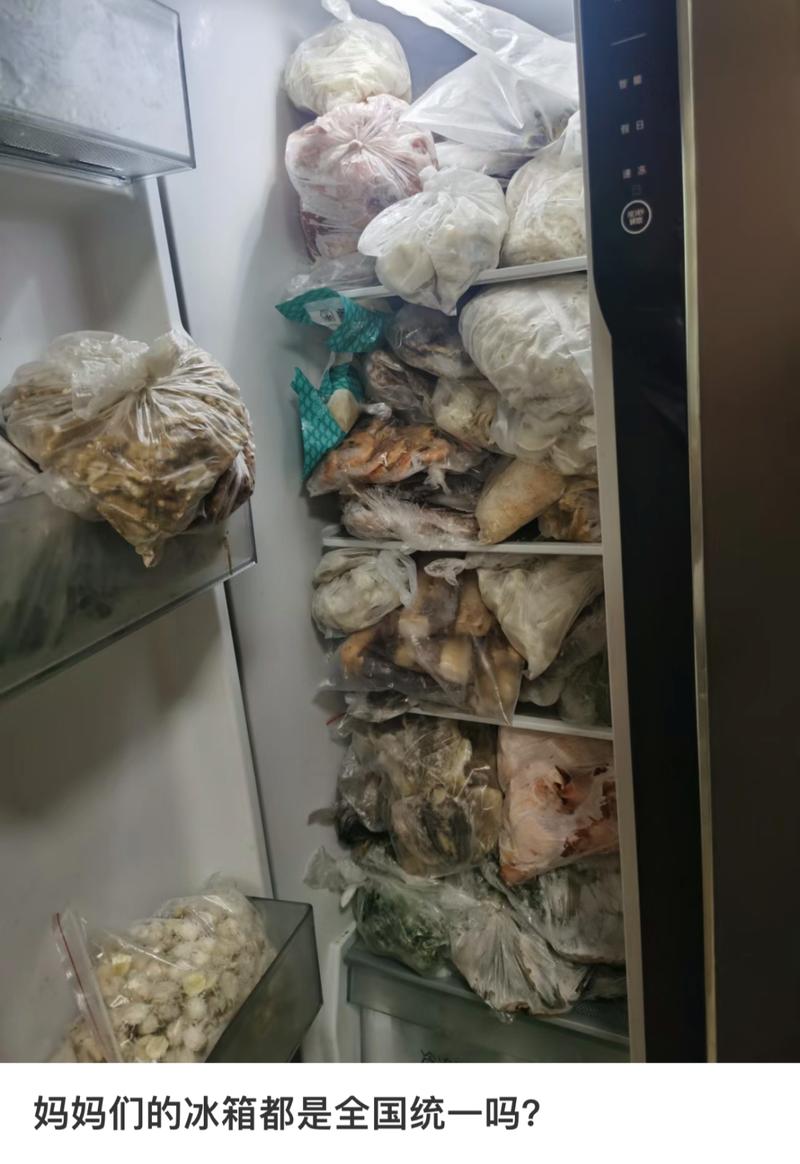 冰箱里水果杂乱堆放部分腐烂的场景