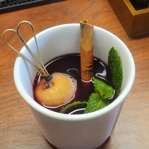 加入肉桂棒的浓郁热红酒高清特写
