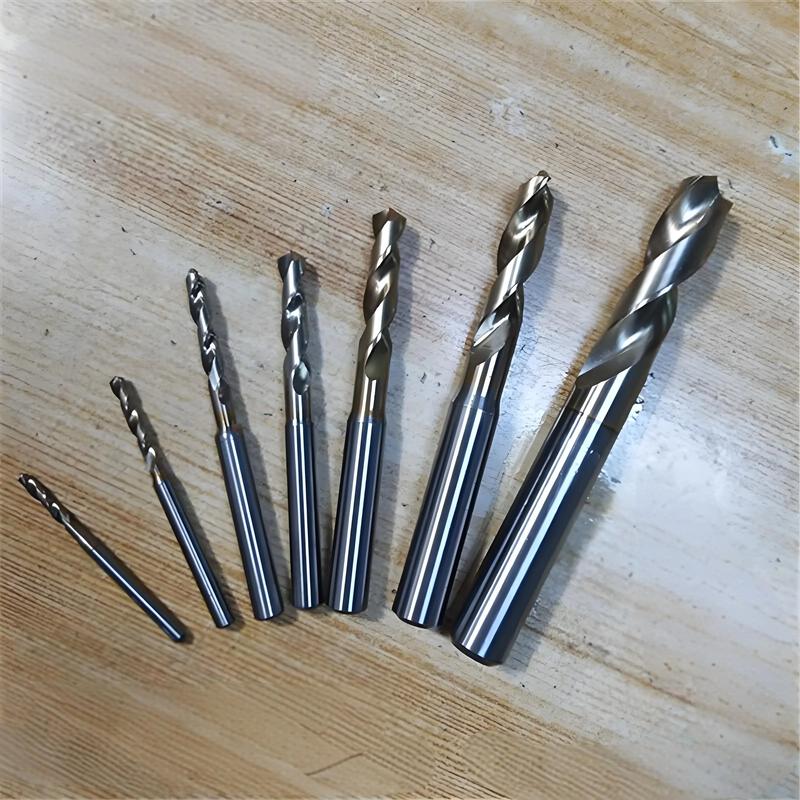 工厂金属加工中硬质合金钻头切削不锈钢特写