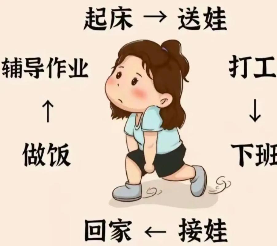 工厂妈妈利用交接班间隙在车间门口快速交接孩子