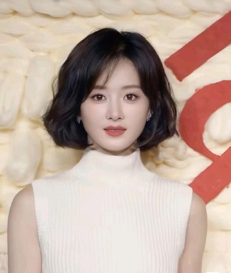 圆脸明星赵丽颖精致短发造型