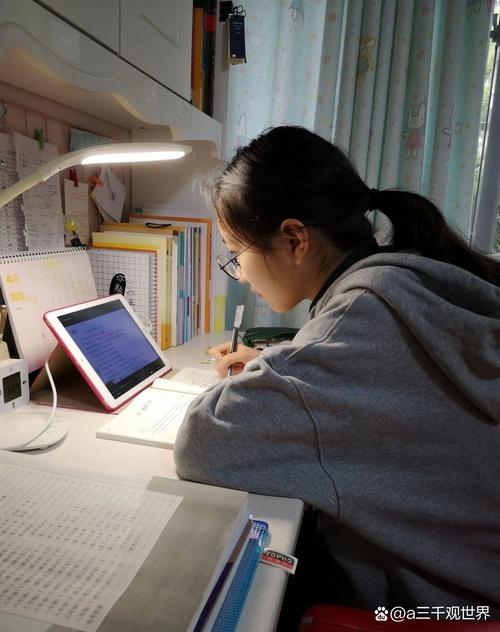 坐在书桌前看直播课感到困惑的学生