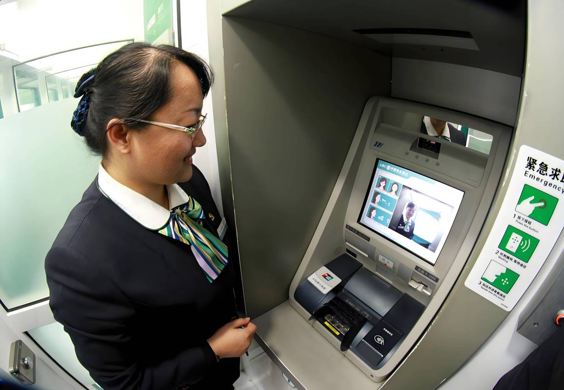银行柜员询问客户转账用途场景示意图