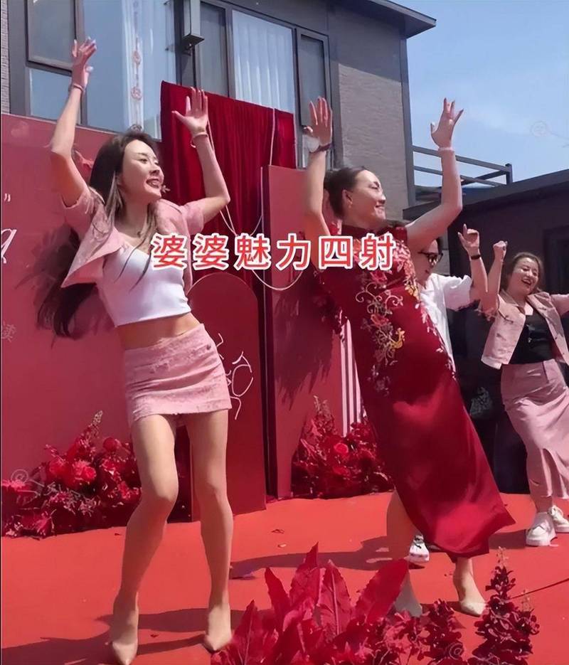 婚宴上母子跳舞搞怪动作抓拍