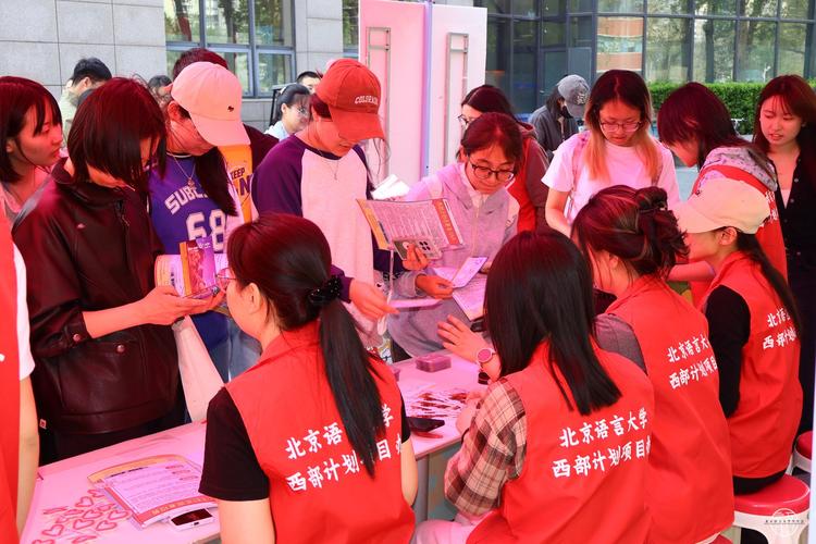 大学学生会办公室堆着的活动宣传物料