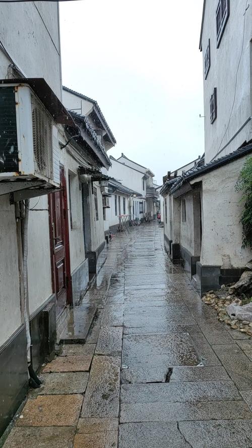 老巷旧书店门口雨天积水石阶