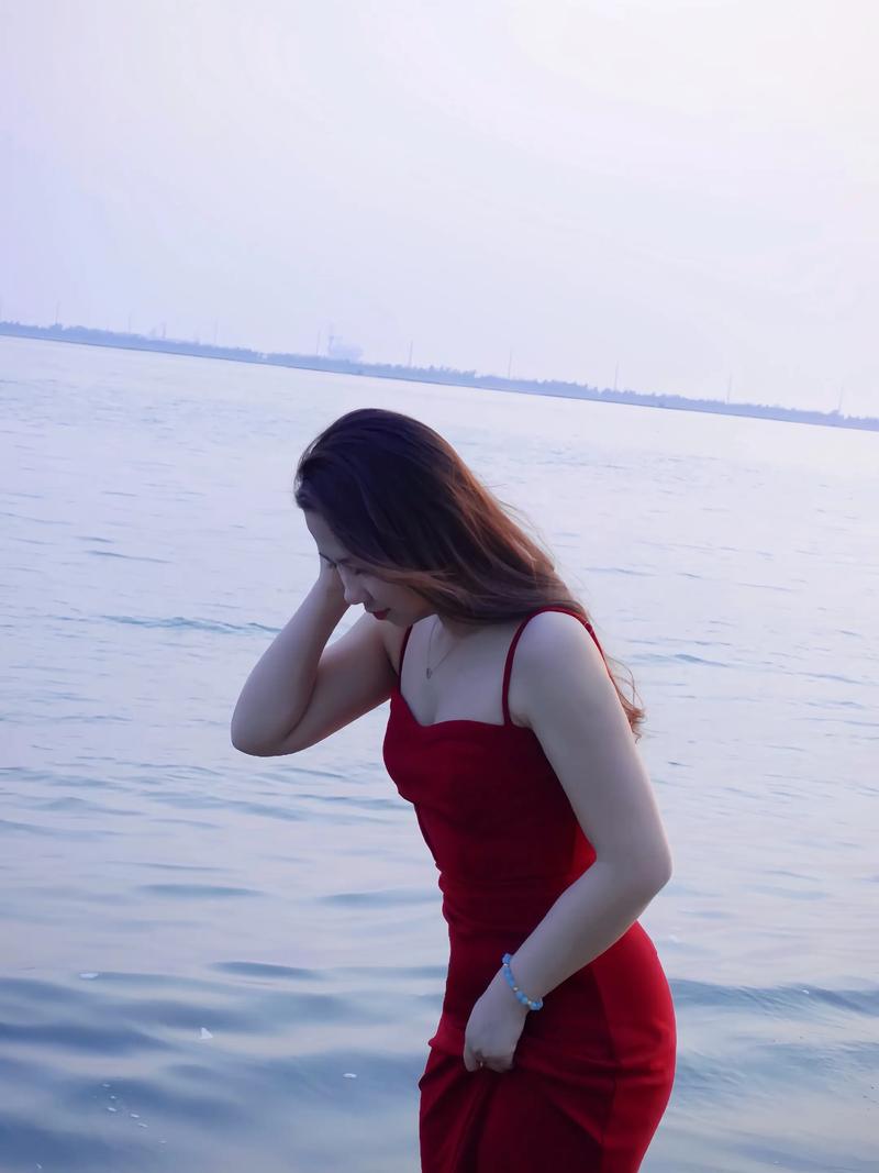 海口日落海边红裙拍照