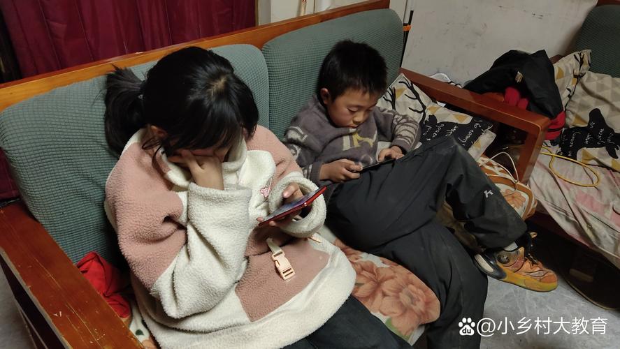 留守儿童在家玩手机爷爷奶奶无奈