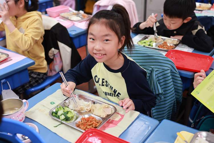 小学食育课上学生自己搭配营养餐餐盘的活动现场