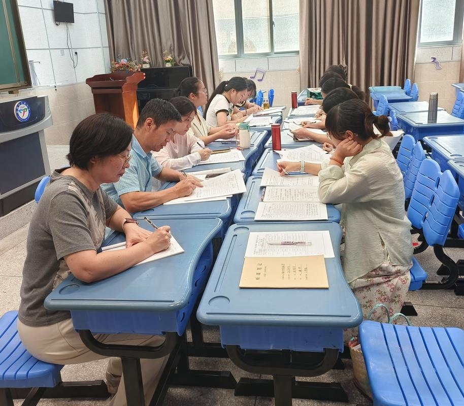 中小学教师教研围坐交流记录场景