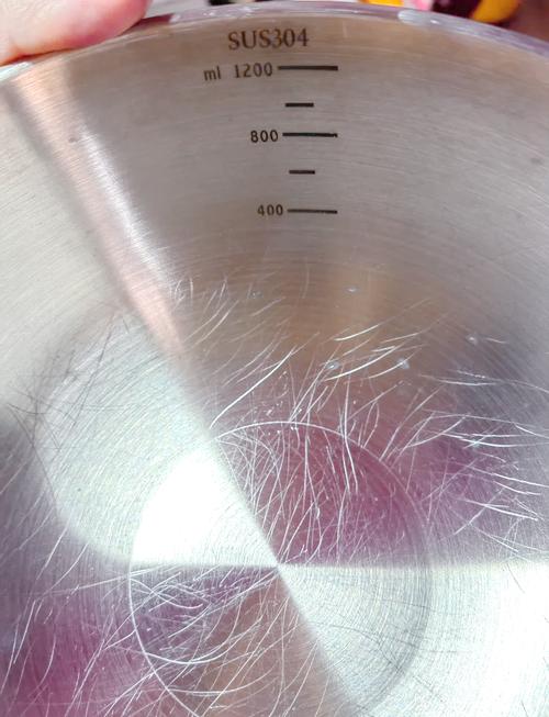不锈钢餐具划痕护理与软布清洁示意图