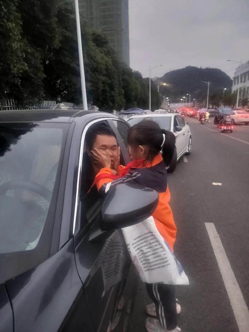 工厂爸爸下班回家和门口等待的孩子互动场景