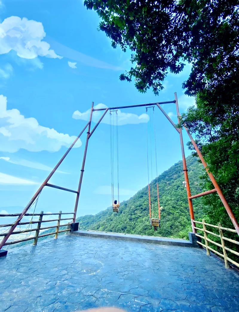 阿尔卑斯山高空悬崖秋千体验