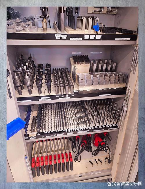 机械加工车间不同打磨工具分类摆放场景