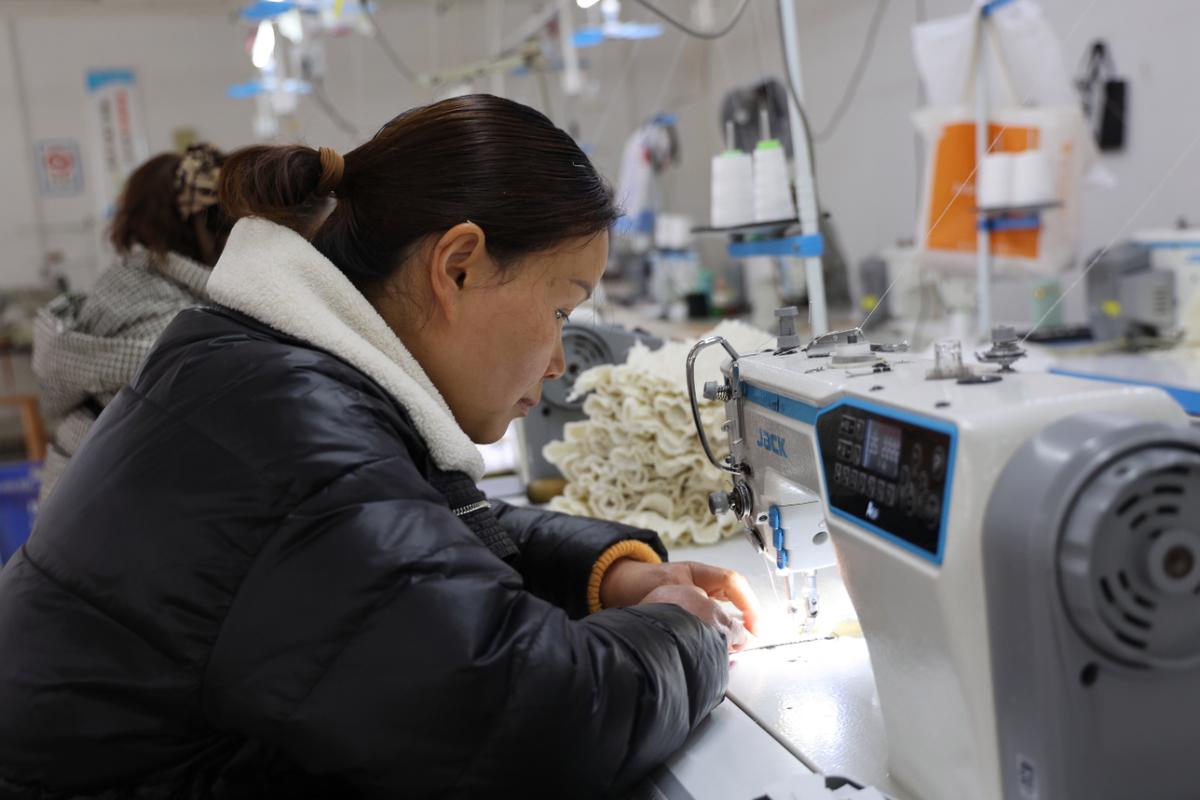 制衣厂牛仔熨烫小型工业机器人作业图