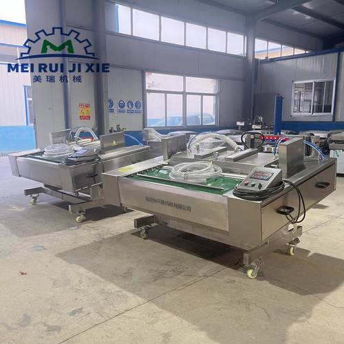 腊肉车间真空包装机旁的老旧油封旋片泵工作现场