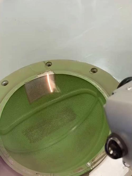 工厂车间手持式激光清洗模具作业图