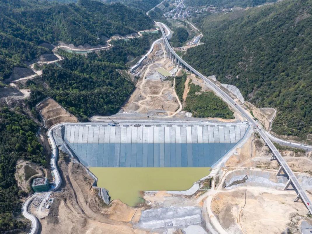 山地抽水蓄能电站上下水库实景
