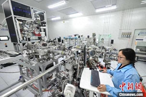 合肥产业技术研究院年轻科研人员调试生产线