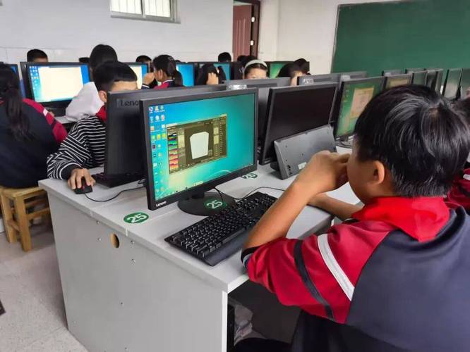 小学课后服务编程社团课堂上学生操作电脑