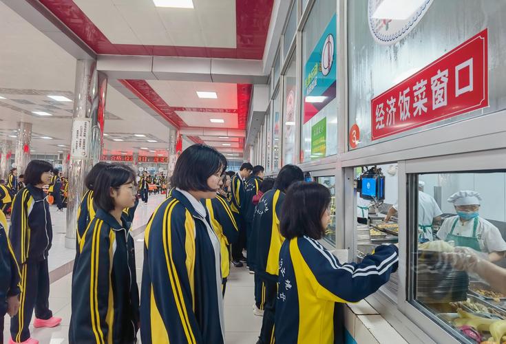 大学校园食堂窗口热饭打饭场景图