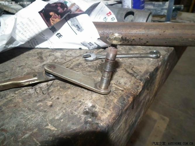 车主徒手检查雨刮轴轴承间隙实拍