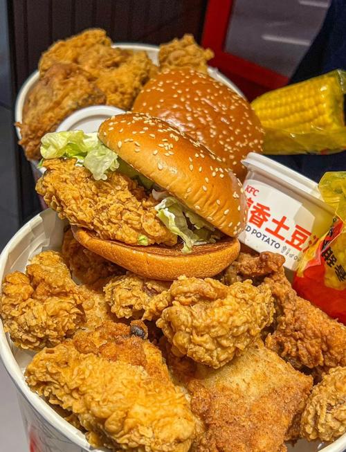 肯德基全家桶与各种单品铺满餐桌