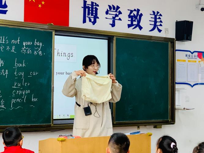 小学三年级孩子对着英语时态习题皱眉头的真实课堂场景