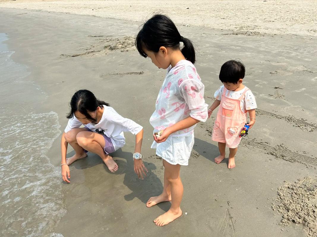 妈妈和女儿在沙滩玩追逐游戏