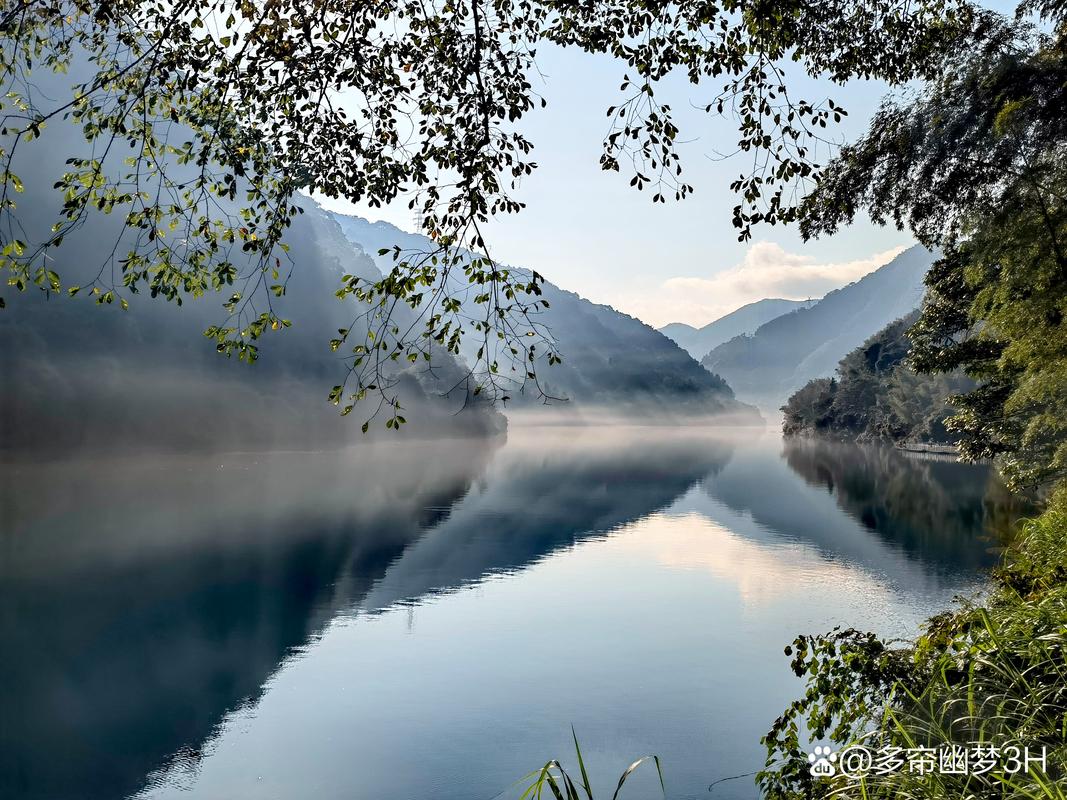 南漳峡门口水库夏日晨雾水面