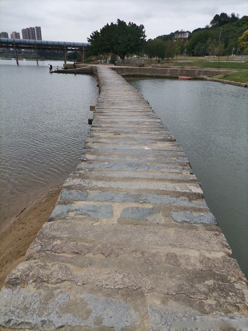 江边废弃栈道