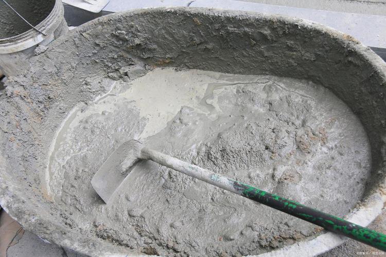 家装贴砖现场水泥砂浆搅拌