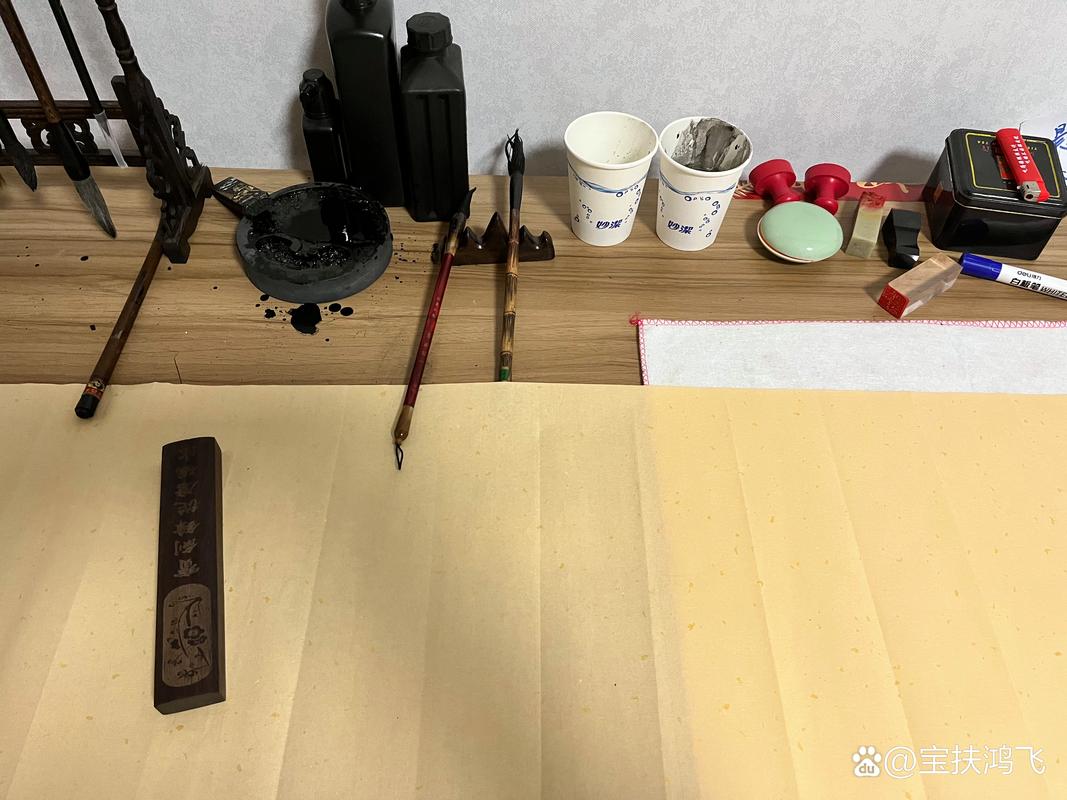 家庭书桌裂杆缠胶布旧国画毛笔实物图