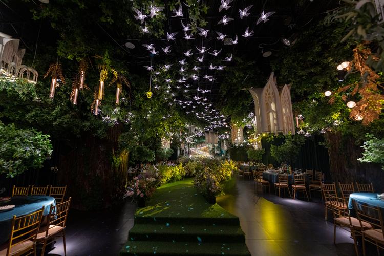 森林婚礼晚宴长桌烛光与树梢串灯夜景