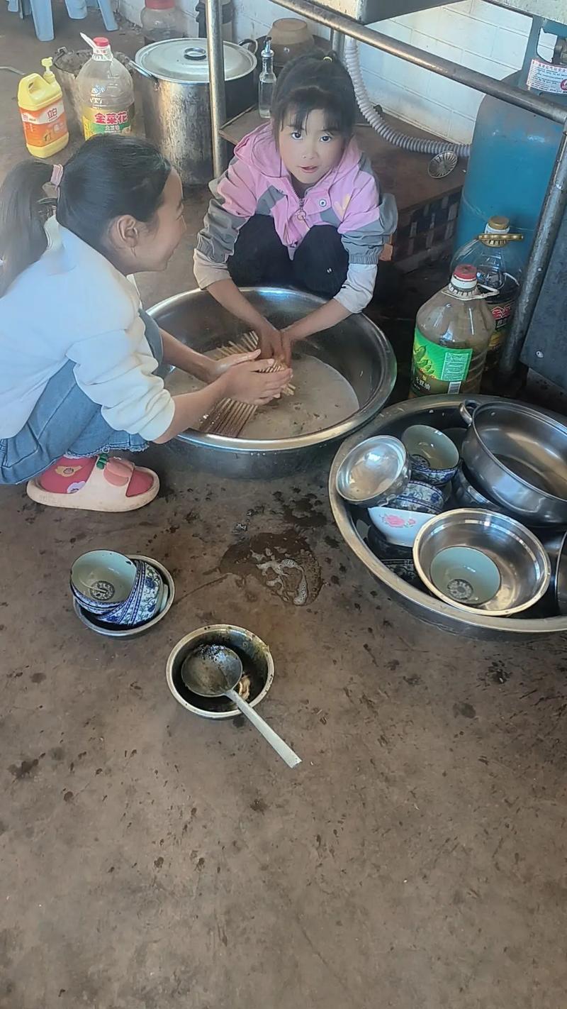 工厂场景下儿童向工人师傅借扳手